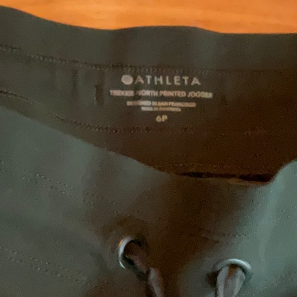 Athleta Trekkie North Printed Jogger Olive Floral 6P Petite EUC - Picture 4 of 9